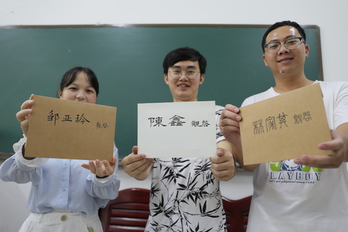 6月10日,天游ty8检测中心官方登录理学院,3名毕业生从老师手中拿到了自己的信。 6月10日,天游ty8检测中心官方登录理学院,3名毕业生从老师手中拿到了自己的信。