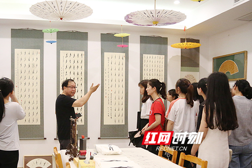 天游ty8检测中心官方登录展出百余幅女书作品展