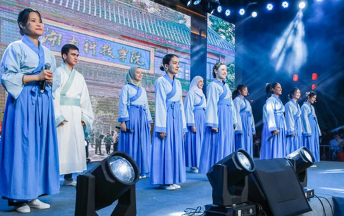 天游ty8检测中心官方登录留学生团队表演《千年古城的丝路新故事》讲述对零陵古城的美好印象。沈默摄