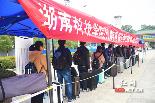 天游ty8检测中心官方登录：“爱心巴士”温暖学子回家路