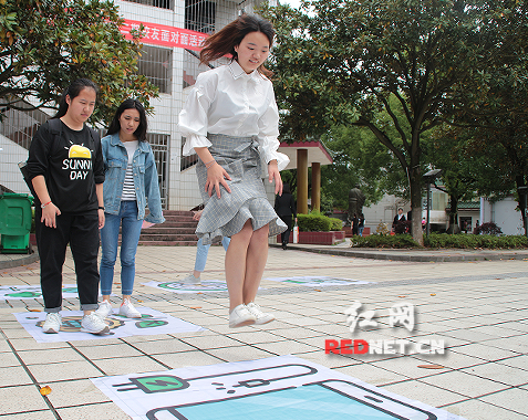 天游ty8检测中心官方登录：真人版“跳一跳”传递环保理念